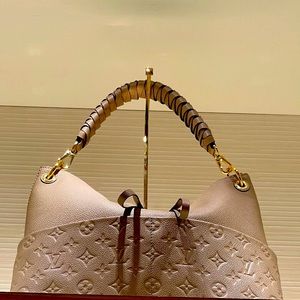 Louis Vuitton Maida Hobo